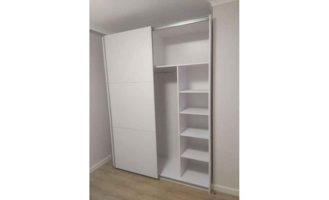 Tolóajtós gardróbszekrény Doros G-Caiser Fehér/Fehér 2 bútorlap / 3 rész 180x60x240 (42002108)